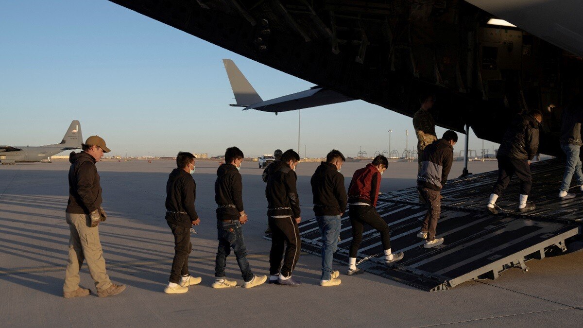 यूएस आर्मी प्लेन से अपने देश वापस भेजे जा रहे अवैध प्रवासी