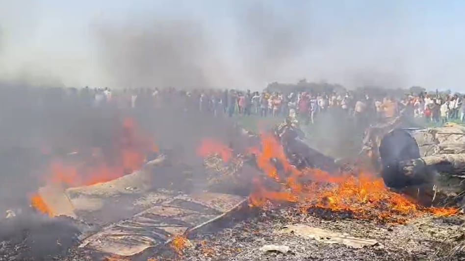 फाइटर प्लेन से आग की लपटें उठती हुईं फाइटर प्लेन से आग की लपटें उठती हुईं
