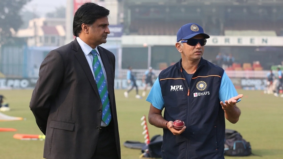 मैच रेफरी जवागल श्रीनाथ और राहुल द्रविड़.