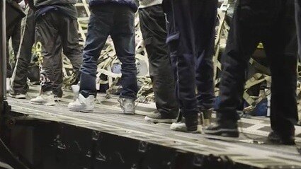 अमेरिका से निर्वासित कुछ लोगों ने दावा किया कि उन्हें हथकड़ी बांधकर लाया गया (प्रतीकात्मक तस्वीर)