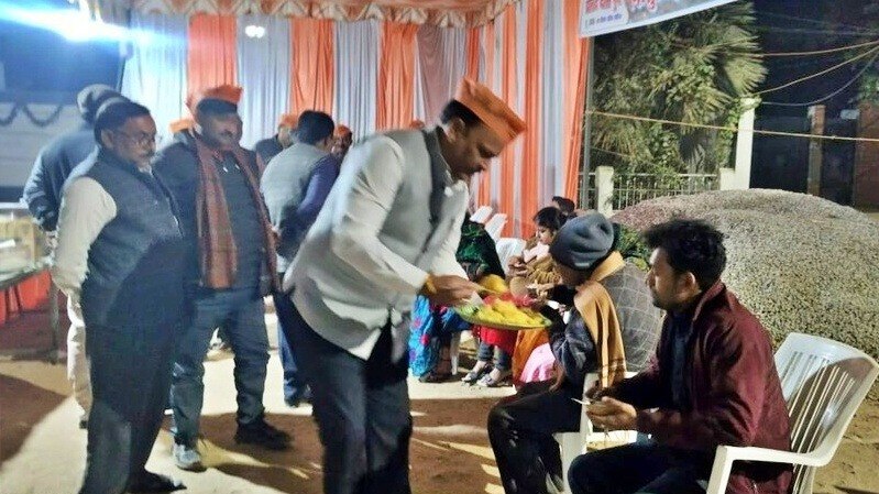 महाकुंभ आए श्रद्धालुओं की मदद में जुटे बीजेपी वर्कर