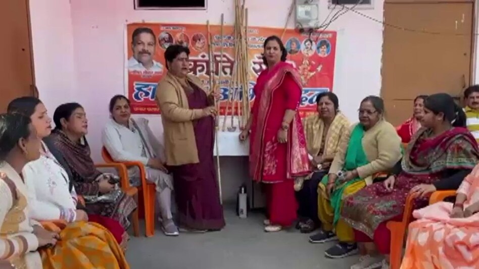 Ghaziabad News : वैलेंटाइन डे पर हिंदू संगठन का पहरा, महिला ने भी लठ पूजन कर दी युवाओं को चेतानवी 2 क्रांति सेना ने किया लठ पूजन. (Screengrab)