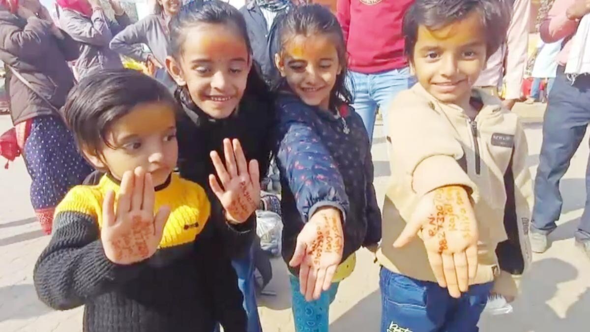  मेहंदी से बच्चों के हाथों में मोबाइल नंबर लिखे