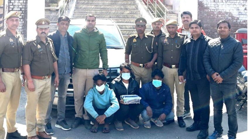 पुलिस की गिरफ्त में आरोपी.