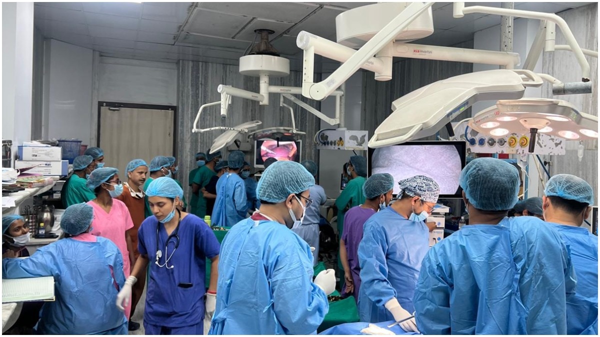 कोलकाता के एसएसकेएम अस्पताल ने पांच दिन में 200 सर्जरी करके रिकॉर्ड बनाया. (Aajtak Photo)