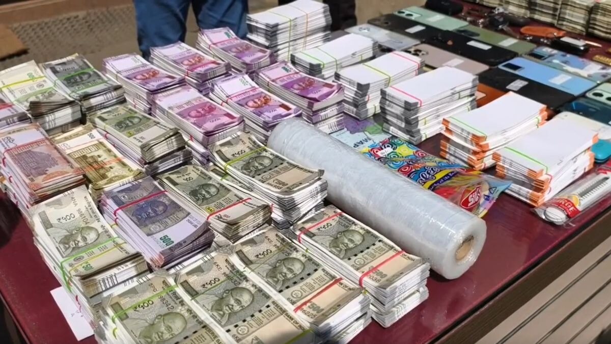ठगों के पास से बरामद नकली नोट और अन्य चीजें. (Photo: Aajtak) 