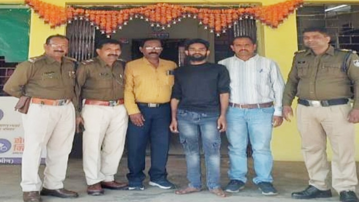 पुलिस गिरफ्त में आरोपी.