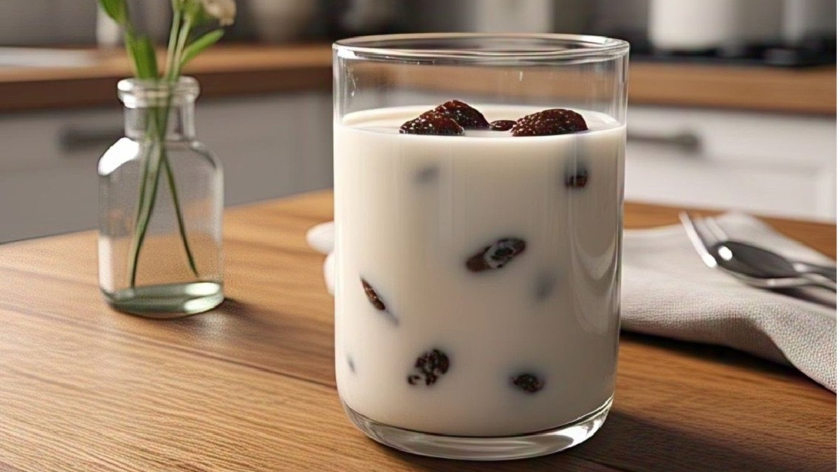 दूध में भीगे हुए किशमिश खाने से काफी फायदे हो सकते हैं. 