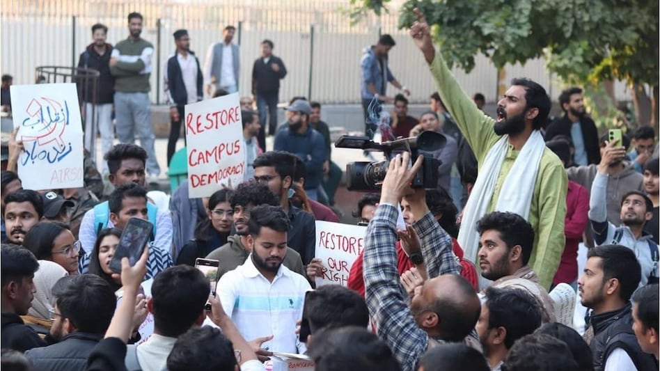 जामिया यूनिवर्सिटी में विवाद! तोड़फोड़ के आरोपों पर बोले स्टूडेंट्स- आरोप सच है तो CCTV दिखाइए - jamia millia islamia university protest students allegations administration delhi ...