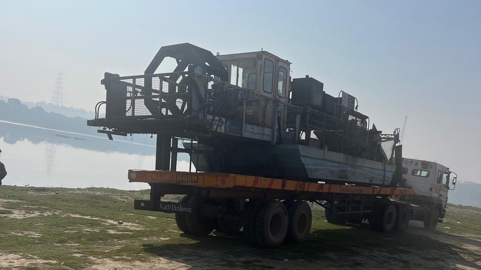 दिल्ली में यमुना की सफाई के लिए पहुंच गईं बड़ी-बड़ी मशीनें, LG बोले- जो वादा किया वो निभाया - Yamuna River Cleaning Process Begins After Prime Minister Promise In Delhi Election NTC -