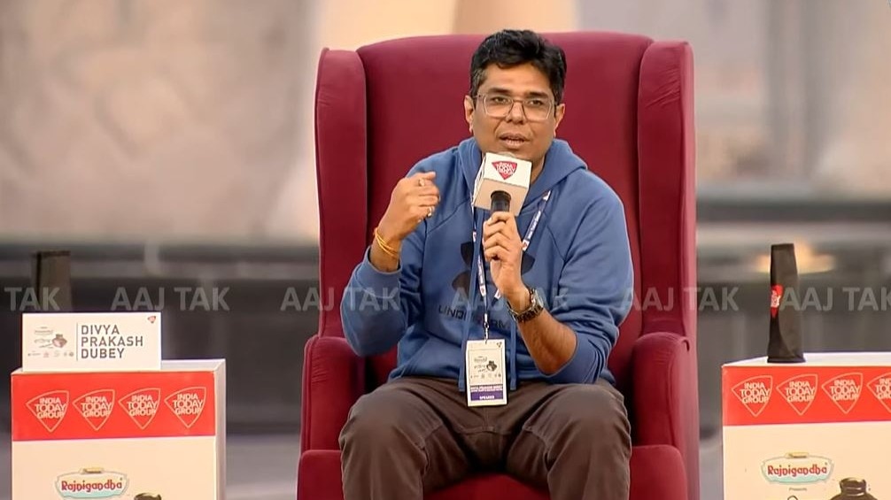 मंच पर दिव्य प्रकाश दुबे ने सुनाईं रोचक कहानियां