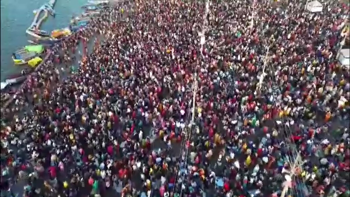 प्रयागराज महाकुंभ में वीकेंड के बाद भी उमड़ रही भीड़