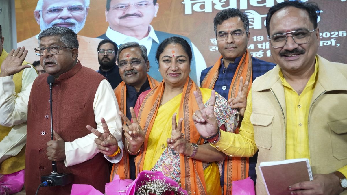 बीजेपी नेताओं के साथ में रेखा गुप्ता