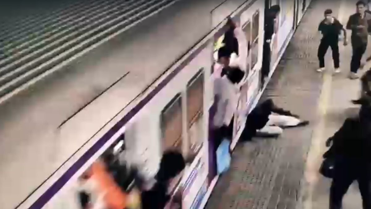 स्टेशन पर जवानों ने बचाई यात्री की जान. (Screengrab)