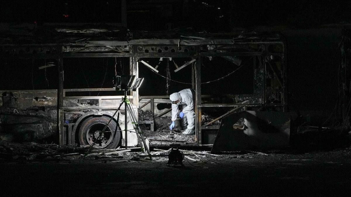 इजरायल में हुए बस ब्लास्ट के बाद जांच करते कर्मचारी. (File Photo)