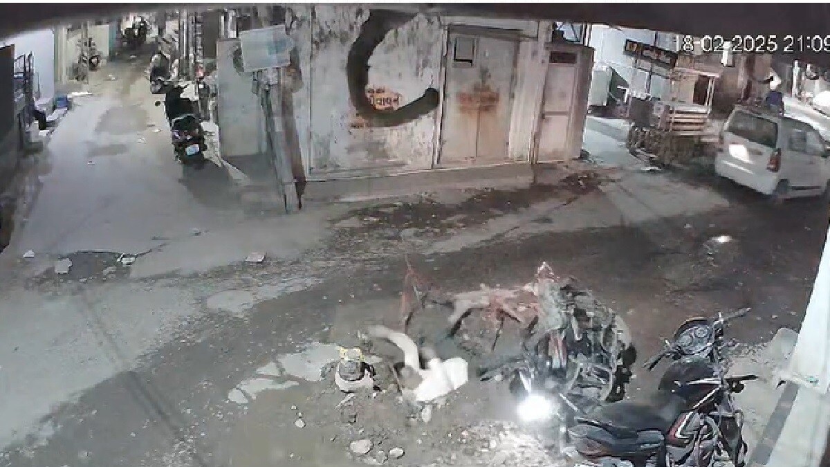 બાઇક પરથી ઉછળ્યો તો ખાડામાં પડ્યો! જોતા જ લોકો દોડી ગયા અને તેને બહાર કાઢ્યો 1 बाइक से उछलकर गिरा तो गड्ढे में समा गया शख्स... लोगों की नजर पड़ी तो दौड़कर बाहर निकाला, Video - gujrat vadodara man bike slips made him fall in pit people run