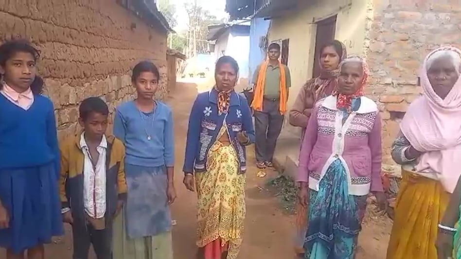 तेलंगाना की टनल में फंसे मजदूर के परिजन. (Screengrab) तेलंगाना की टनल में फंसे मजदूर के परिजन. (Screengrab)