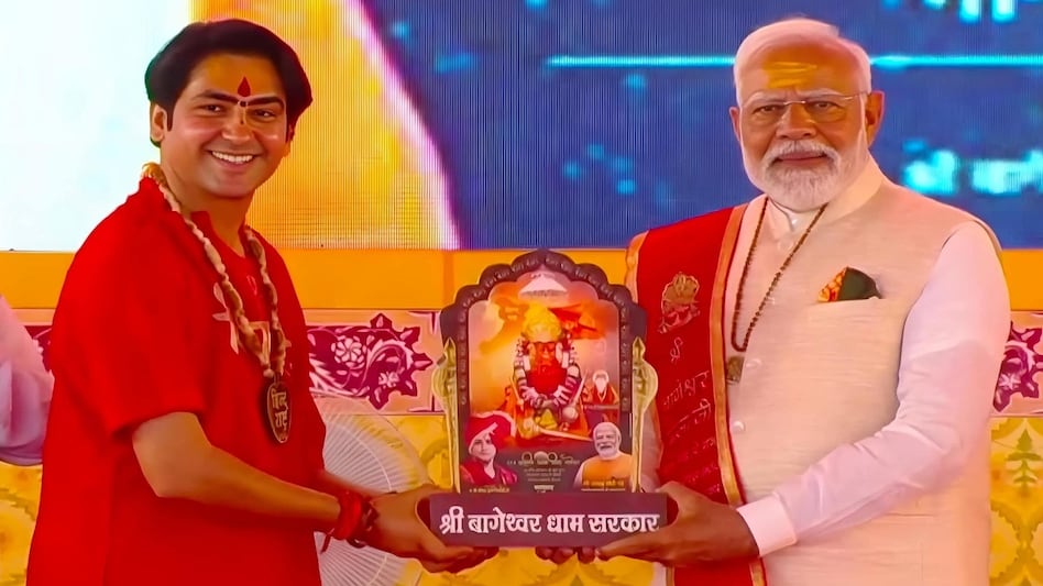 PM मोदी और धीरेंद्र कृष्ण शास्त्री