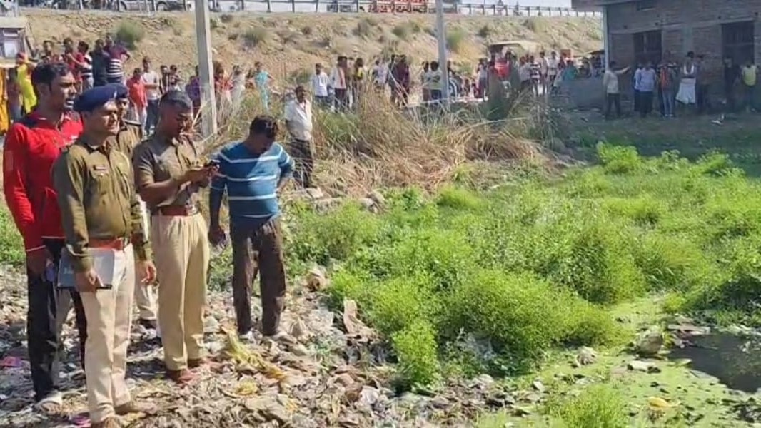 55 दिनों से गायब बच्ची का घर के पास गड्ढे में मिला शव