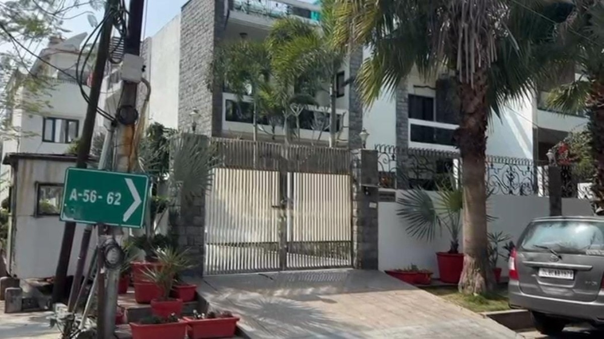 कीमती सामान और दस्तावेज भी लूटे.