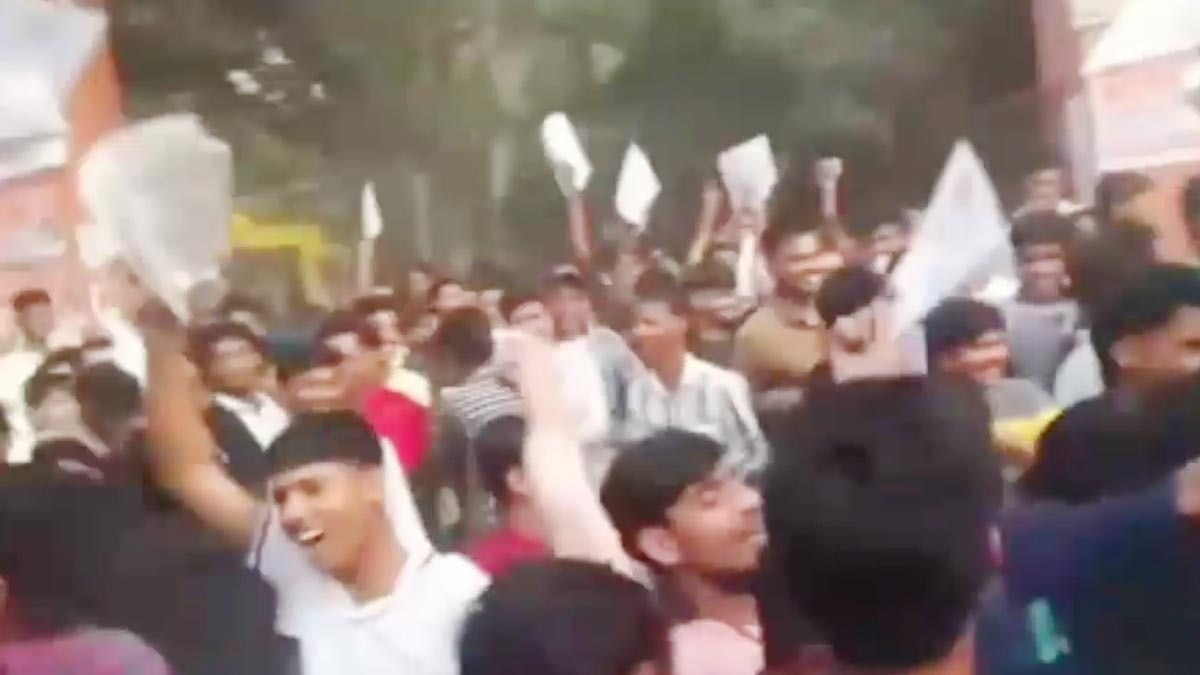 एग्जाम के आखिरी दिन छात्रों जमकर किया डांस 