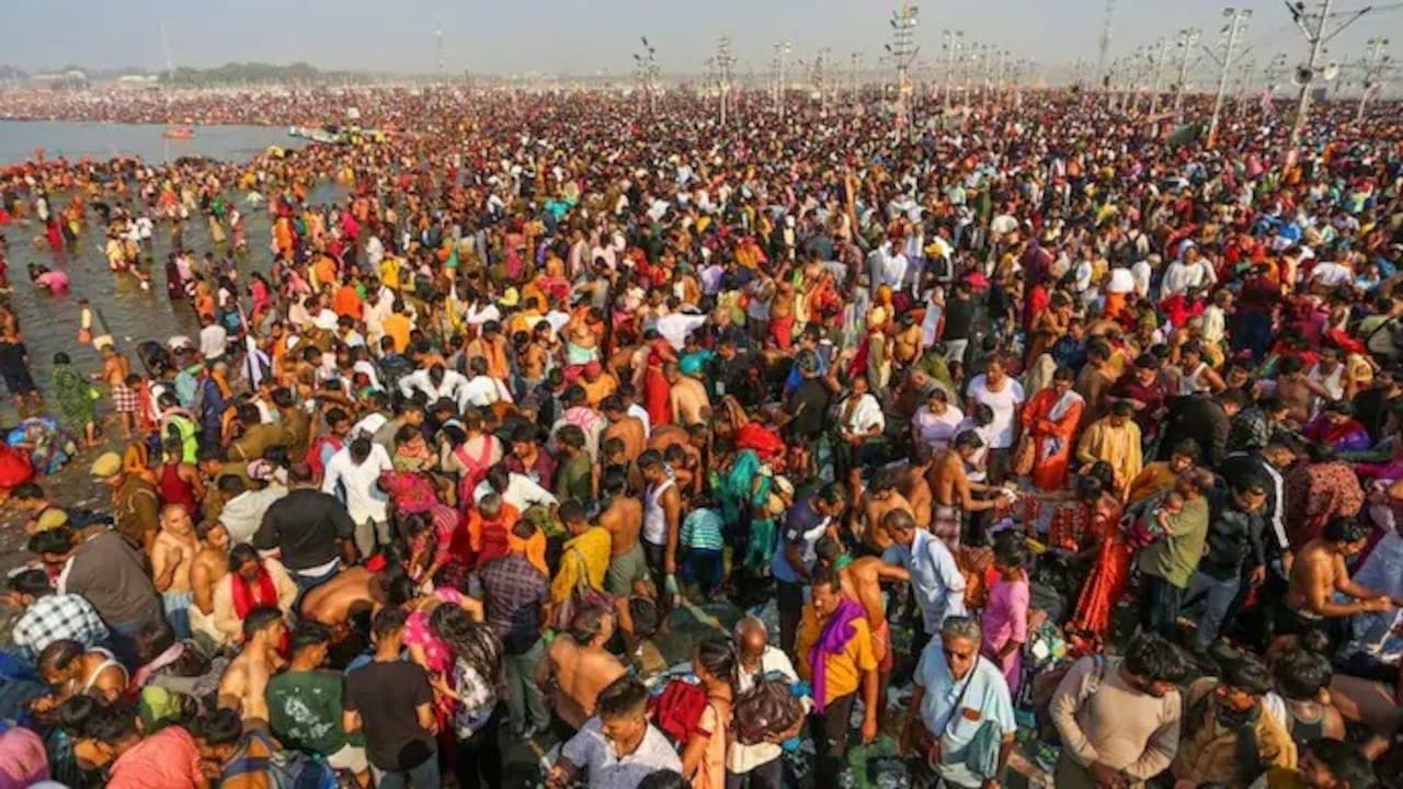 महाशिवरात्रि पर मंदिरों में उमड़ी भक्तों की भीड़, महाकुंभ में अमृत स्नान जारी 2 महाशिवरात्रि