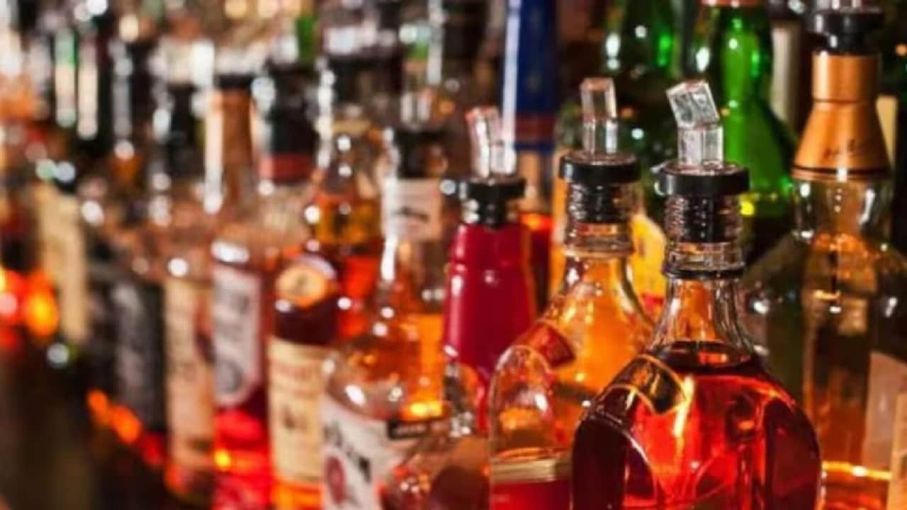 शराब घोटाले से दिल्ली को 2002 करोड़ की चपत, CAG रिपोर्ट से सामने आया पाई-पाई का हिसाब - Liquor scam Delhi 2002 crore CAG report reveals the exact details ntc - AajTak