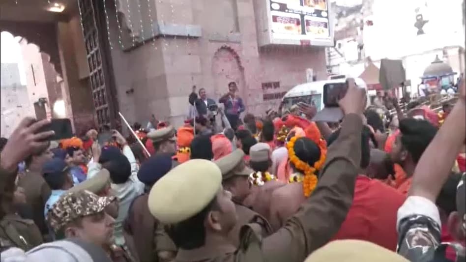 महाशिवरात्रि पर दर्शन के लिए काशी विश्वनाथ मंदिर में उमड़ी श्रद्धालुओं की भीड़