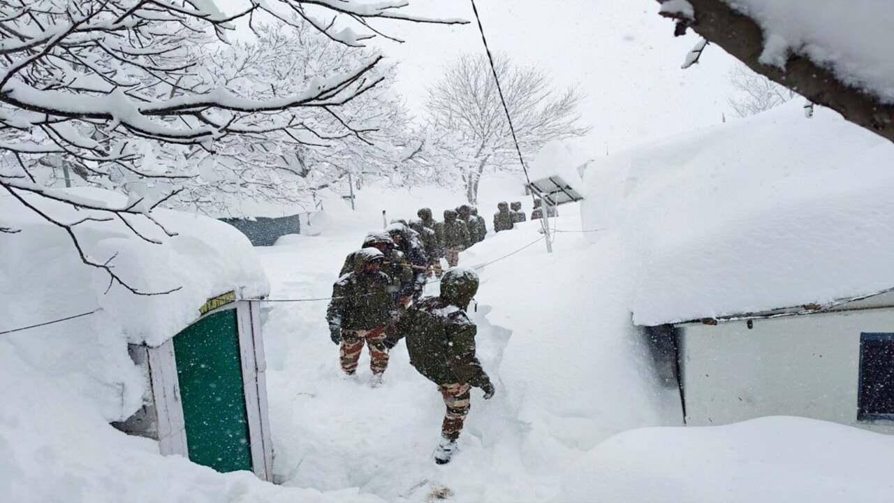 Chamoli Avalanche: 55 में से 4 श्रमिक अब भी लापता, भारी बर्फबारी के कारण रुका रेस्क्यू ऑपरेशन 2 Chamoli Avalanche