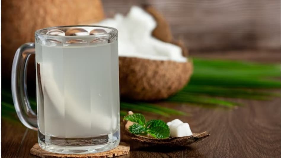 गर्मियों में क्यों हर किसी को जरूर पीना चाहिए नारियल पानी, यहां जानें बेहतरीन फायदे - health benefits of drinking coconut water nariyal pani peene ke fayde tvisn - AajTak