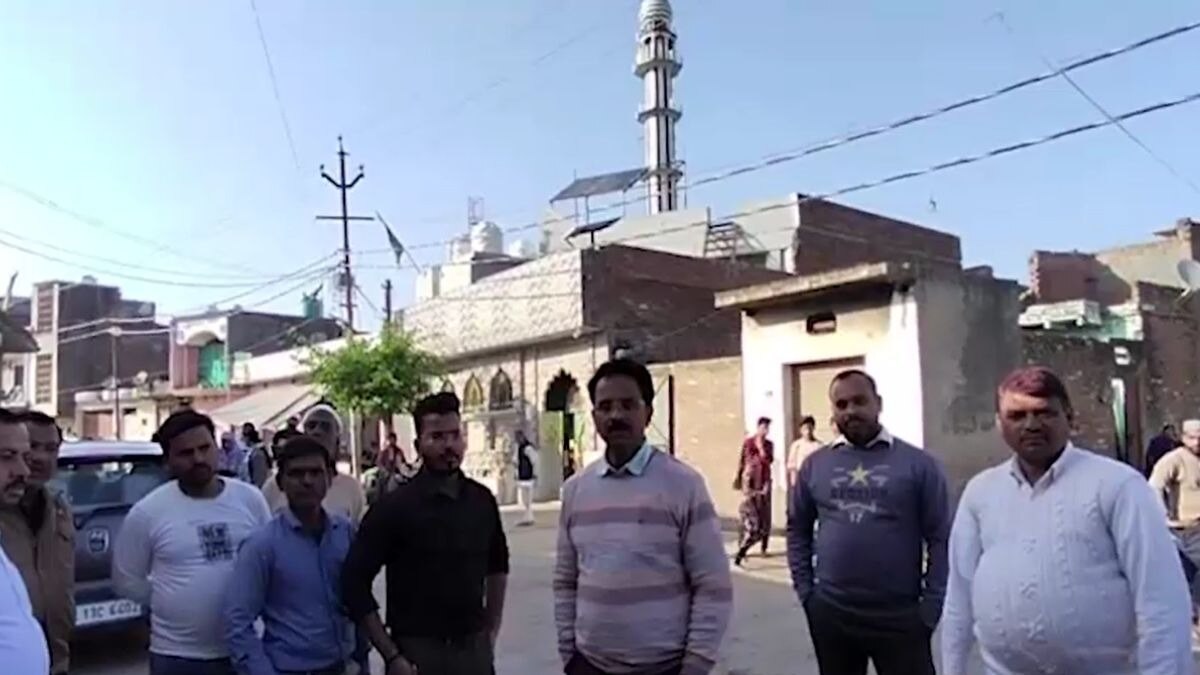 तहसीलदार ने कराई जमीन की पैमाइश. (Screengrab)