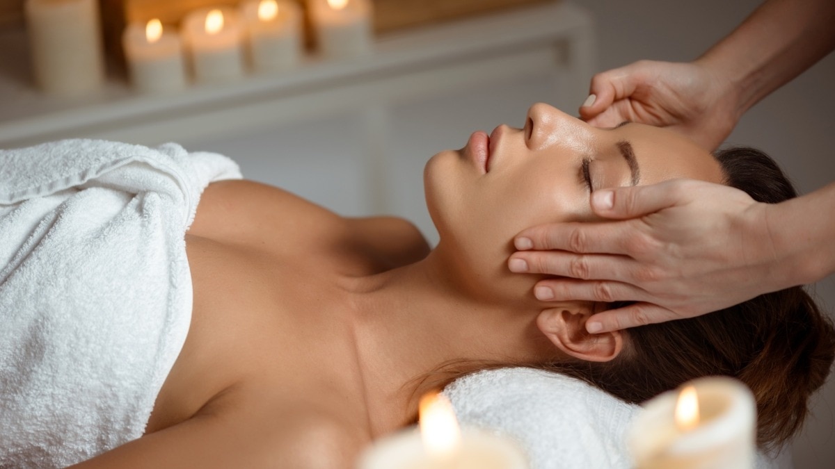 सोने से पहले इस तेल से करें चेहरे की मसाज, आ जाएगा ग्लो.