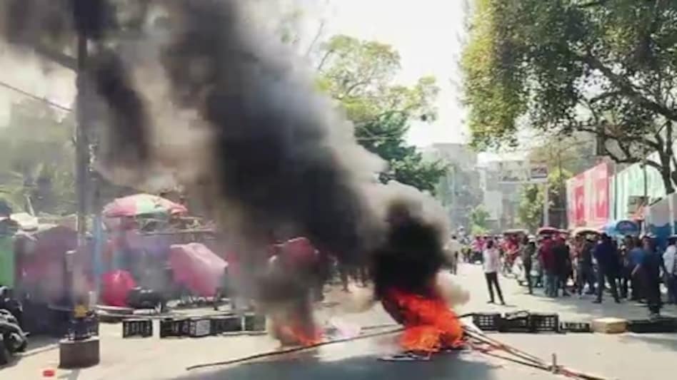 दुकानदारों का उग्र प्रदर्शन.