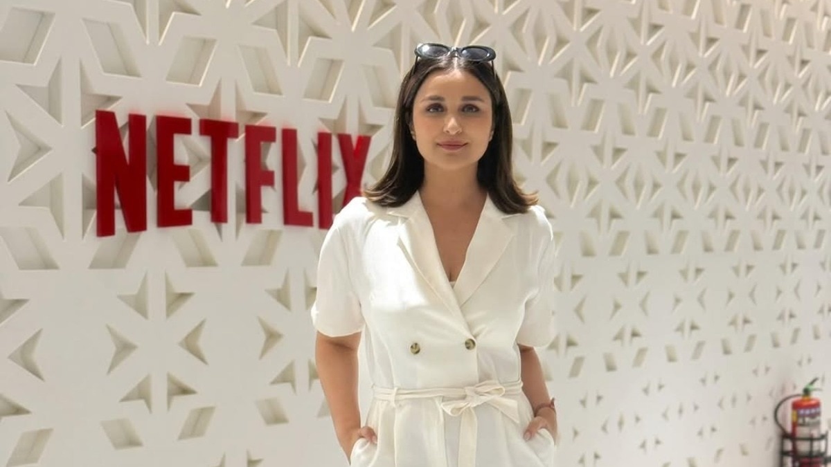 वाइट रोम्पर में परिणीति चोपड़ा का क्लासी लुक 