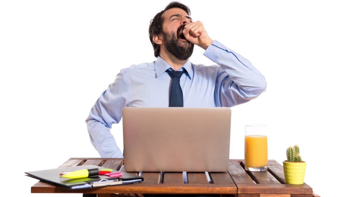 काम करते समय ऑफिस में नींद आने की समस्या को इन उपायों से करें दूर