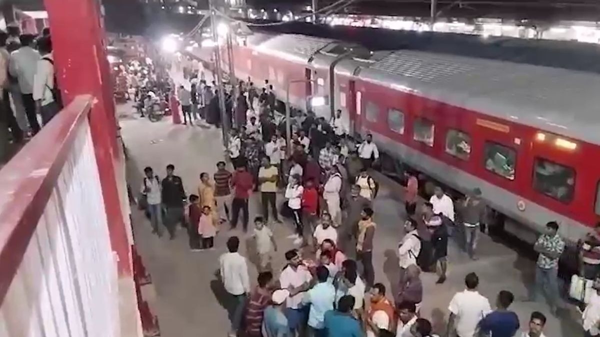 आरा रेलवे स्टेशन पर वारदात से मची अफरा-तफरी. (Screengrab)