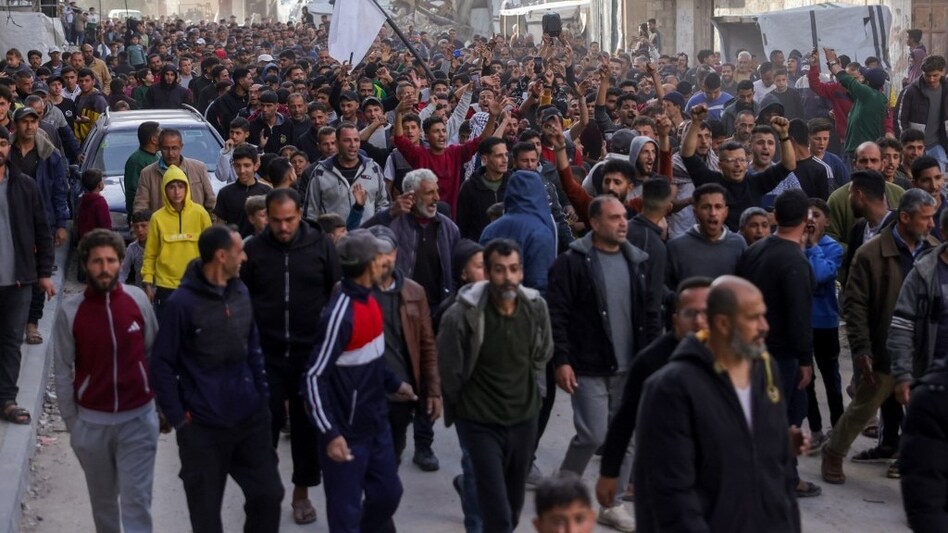 गाजा में बगावत हजारों फिलिस्तीनियों ने कहा न युद्ध चाहिए, न हमास गाजा में बगावत हजारों फिलिस्तीनियों ने कहा न युद्ध चाहिए, न हमास