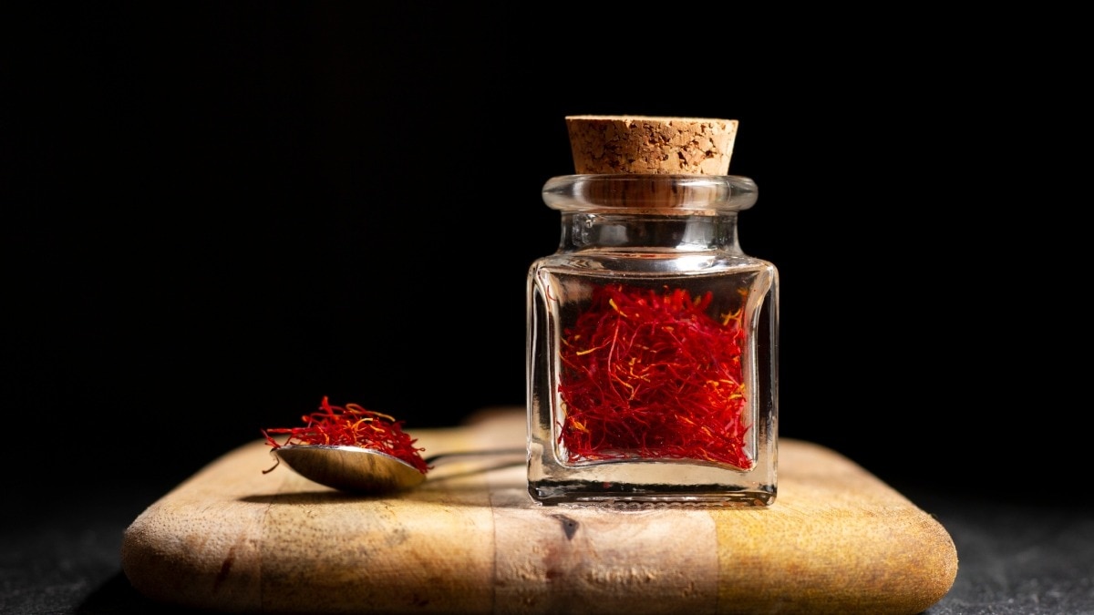 Saffron Water Benefits: इस खास मसाले का पानी है बड़ा फायदेमंद, हड्डियों से लेकर त्वचा तक के लिए वरदान