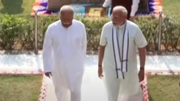 LIVE: नागपुर में PM मोदी, RSS के संस्थापक डॉ. हेडगेवार को पुष्पांजलि अर्पित की, स्मृति मंदिर में भी पहुंचे