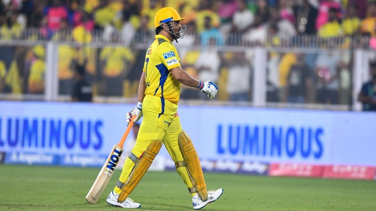 MS Dhoni, IPL 2025: घुटने में चोट, 10 ओवर बैटिंग करना मुश्किल... महेंद्र सिंह धोनी को लेकर कोच का चौंकाने वाला खुलासा
