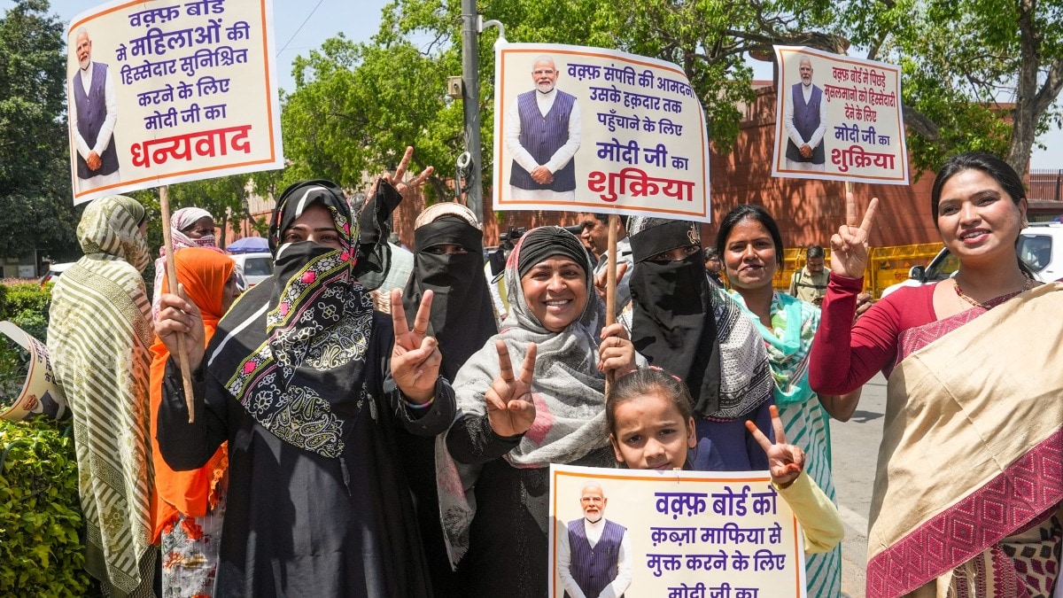 वक्फ बिल पास होने के बाद दिल्ली में BJP की महिला सदस्य खुशियां मनाते हुए.