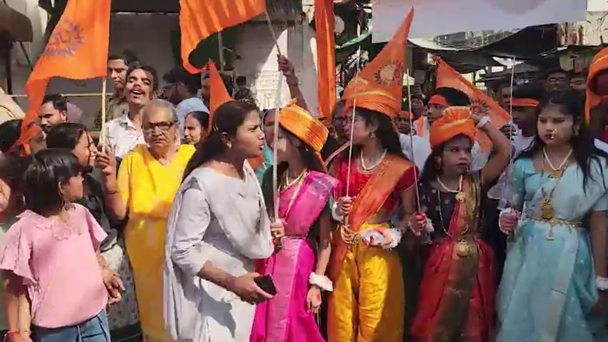 हाथों में भगवा झंडे और जुबां पर जय श्रीराम के नारे... रामनवमी पर संभल में पहली बार निकली शोभायात्रा