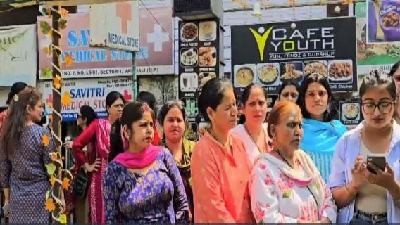 महिलाओं ने किया प्रदर्शन