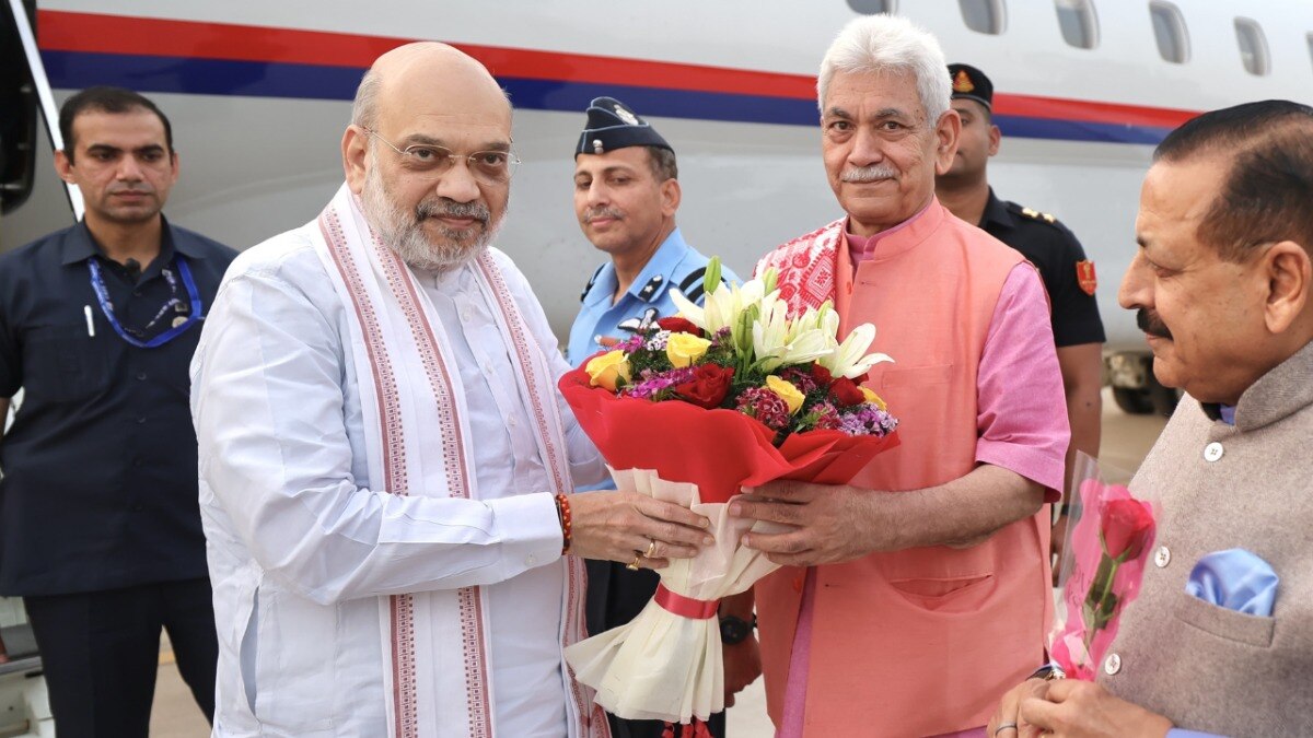 केंद्रीय गृह मंत्री अमित शाह और जम्मू कश्मीर के उपराज्यपाल मनोज सिन्हा. (फाइल फोटो)