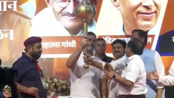 राहुल गांधी के सामने भिड़े कार्यकर्ता