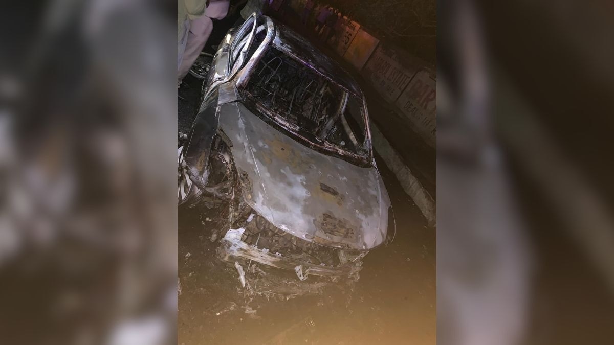 आग का गोला बनी कार, फायर ब्रिगेड के पहुंचने से पहले जिंदा जल गया अंदर बैठा शख्स