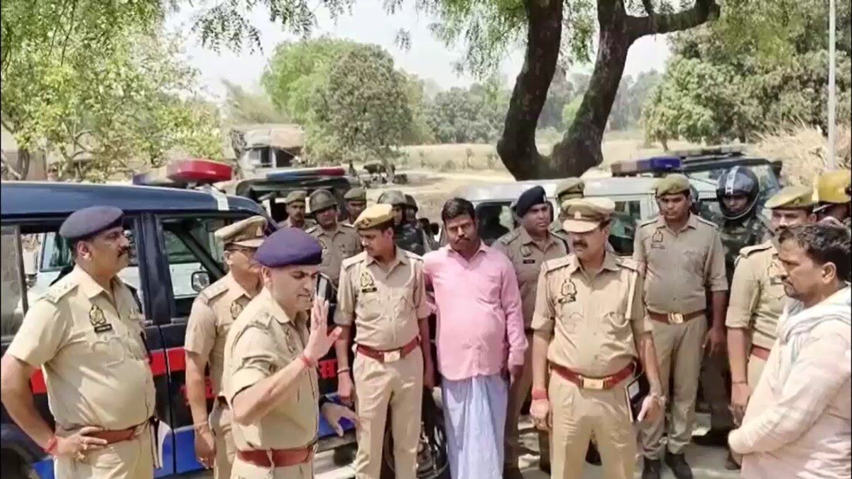 पुलिस के सामने जमानत पर बाहर आए हत्यारोपी की फरसे से मारकर हत्या