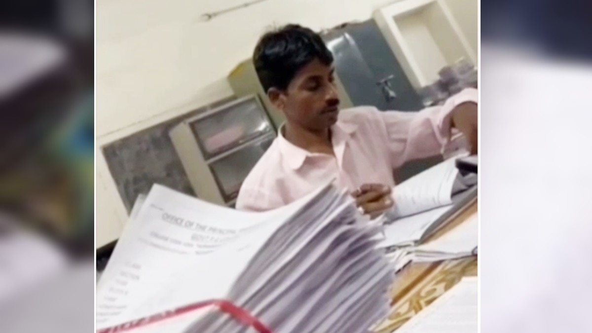 परीक्षा की कॉपियां चेक करता कॉलेज का चपरासी.