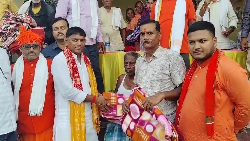 गर्मी में कंबल वितरण.