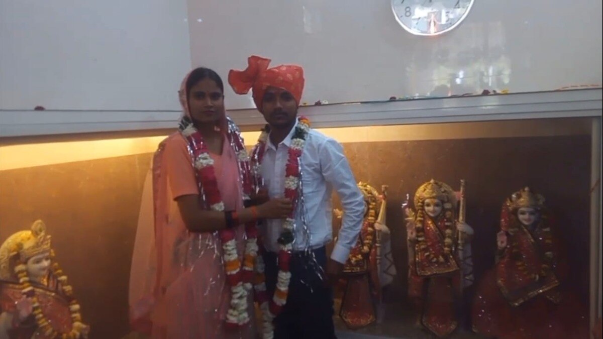 दूल्हा गोलू योगी और दुल्हन प्रतीक्षा योगी.